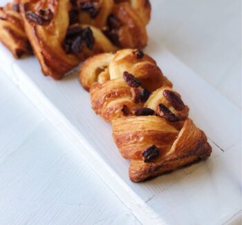 косички с изюмом круассан